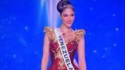 Llevo con mucho orgullo mi tricolor: Stephany Abasali sacó la bandera de Venezuela y lanzó el ramo para celebrar en el Miss Universo