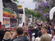 Lanús va por el sueño de ser campeón de la Copa Sudamericana: más de 15 mil hinchas viajan a Paraguay en 60 micros, 19 aviones y una caravana de autos