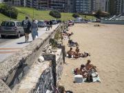 En Mar del Plata salió el sol y los turistas se animaron a ir a la playa en el arranque del fin de semana largo