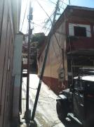 Poste de luz a punto de caer en Los Olivos