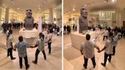 Tan lejos de casa : Delegación de Rapa Nui dedicó emotivo canto al moai dentro del Museo Británico
