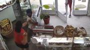 Video: una panadera se enfrentó a cuchillazos a un ladrón que intentó robarle