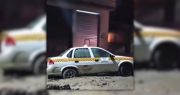 Video: un taxista de Berisso ignoró un corte por obras y quedó encajado en el cemento