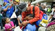 Regresan al país 16 niños venezolanos en vuelo proveniente de Colombia