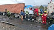 CHOQUE EN LA CARRETERA COCHABAMBA-SANTA CRUZ DEJA UN HERIDO GRAVE Y COMBUSTIBLE DERRAMADO