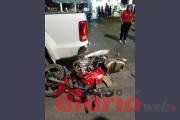 Accidente en Solís e Independencia: camioneta chocó contra una moto y el conductor resultó herido