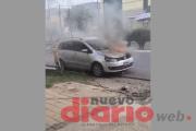 La Banda: un auto se prendió fuego en plena calle tras un desperfecto en el motor