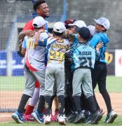 Acuña Jr fue el centro de atención de escuela de béisbol