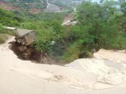 Urge reparar falla de borde en vía de Carayaca