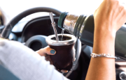 Ley de Tránsito: qué provincias sancionan por tomar mate y de cuánto es la multa