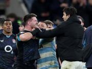 La UAR hará un reclamo formal ante World Rugby por la agresión física de Tom Curry a Felipe Contepomi tras el partido: Es un matón