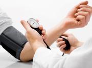 Este sencillo hábito antes de dormir podría bajar la presión arterial, según un nuevo estudio