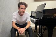 Esteban Arámbulo de Roca a Londres sin escalas: el pianista de IUPA ganó una beca internacional