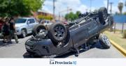Perdió el control de su camioneta y volcó en avenida Libertador