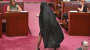 Senadora australiana de extrema derecha causa indignación por usar burka