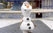 ¡Olaf cobra vida! Disney revela su robot más avanzado en París, que camina solo