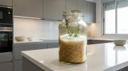Para qué sirve colocar un frasco con romero y arroz dentro del hogar