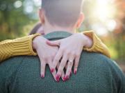 Dejó a su marido por un amigo de la infancia y la estafó por 89.000 dólares: Mi peor error fue buscarlo en Facebook