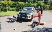 Un motociclista fue tapado con cartones tras un choque frontal con una pickup en La Plata