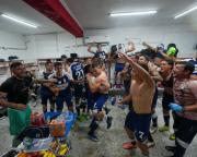 Baile, cantos y descontrol: mirá la intimidad de los festejo del Lobo tras la enorme victoria en Santa Fe