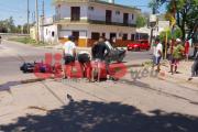 Fuerte accidente en avenida Belgrano y Manuel Cavallero dejó herido a un motociclista