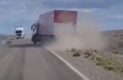 Por el estado de la Ruta 3 casi vuelca un camión de Andreani