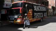 Un bus de servicio público recorre una ruta para prevenir la violencia machista en Bolivia