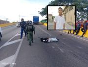 Muertos dos motorizados al colisionar contra la carga de una gandola