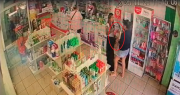 Video: mecheras robaron productos en una farmacia de La Plata y quedaron escrachadas