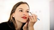 El error más común que cometen las mujeres al maquillarse los ojos: envejece la mirada
