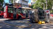 Brutal choque en Almagro: un colectivo con pasajeros impactó contra una camioneta y hay al menos 16 heridos