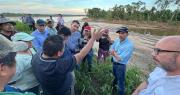 Gobernador recorre las zonas afectadas por las inundaciones en el municipio Yapacaní