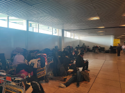 Pasajeros rumbo a Venezuela estancados en Madrid por la cancelación de los vuelos: “Se lavan las manos”