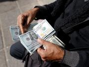 El dólar subió por quinto día seguido y las acciones argentinas trepan en Wall Street