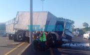 Impactante accidente en la Autopista La Plata: un camión se cruzó de carril y hay demoras