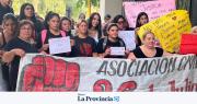 Con carteles y remeras negras, la madre del bebé fallecido pide justicia en Tribunales