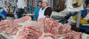Comerciantes reportan una baja en el precio de la carne de cerdo en mercados de Cochabamba