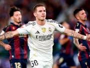 Franco Mastantuono y un emocionante homenaje a Maradona: guitarra en mano, su interpretación de un tema de Las Pastillas del Abuelo