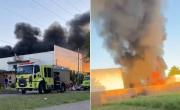 Fuego y tensión vecinal en un barrio de La Plata: bomberos sofocaron un voraz incendio en un depósito