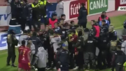 Video: batalla campal, gas pimienta y 17 expulsados en el fútbol boliviano
