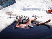 La proeza de un hombre que se sumergió más de 50 metros en agua helada sin equipo de buceo para concientizar sobre el cambio climático