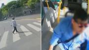 El impactante momento en que un colectivo atropelló a una mujer en plena avenida