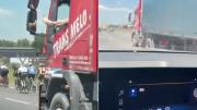Increíble video: filmaron a un camionero manejando con una postura insólita en plena ruta