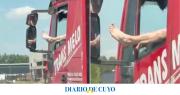 Un camionero fue grabado manejando con una mano y un pie afuera