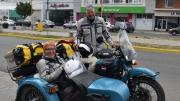 Pareja de austríacos recorre la Patagonia en moto con sidecar
