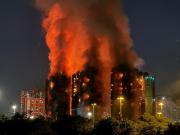 44 muertos, cientos de desaparecidos y 3 detenidos por incendio en Hong Kong