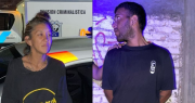 Agarraron infraganti a un hombre y una mujer en pleno intento de robo y terminaron esposados