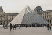 ¿Cuánto aumentó el Louvre la entrada para los visitante de fuera del Espacio Económico Europeo?