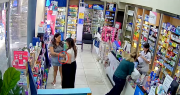 Video: las dos mecheras que robaron en una farmacia de La Plata volvieron a atacar en otro local