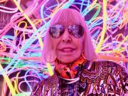 Marta Minujín ilumina Madrid con una instalación lúdica de neón en el Museo de Artes Decorativas